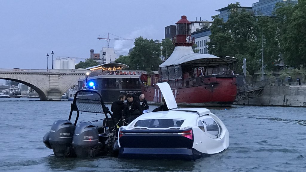 Alain_Thebault's tweet photo. Immobilisés sur la Seine depuis 30mn en plein essais techniques avec nos ingénieurs. #StartUpNation.. 🇫🇷 https://t.co/7AnCwlI5tl