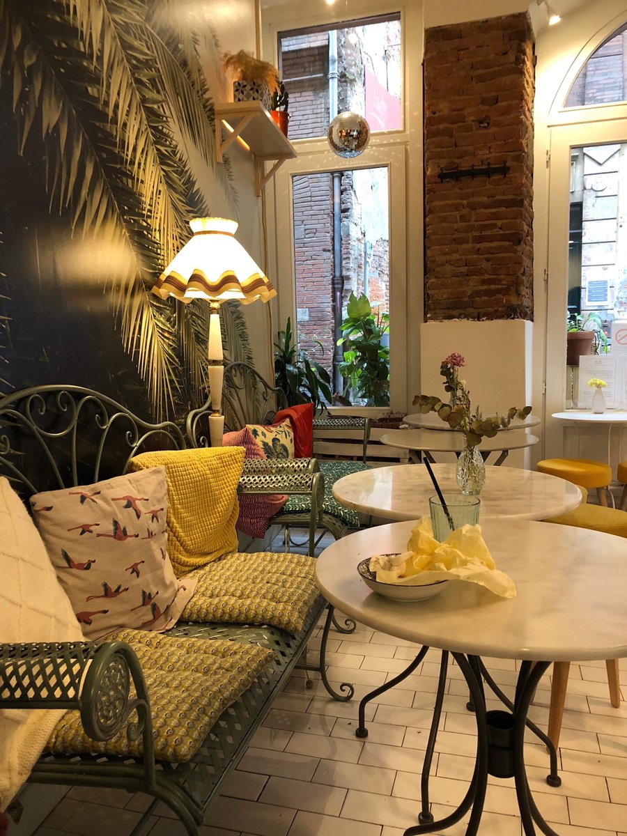 EnsatDe's tweet photo. Hélène Pichard et Julie Moragues ont ouvert il y a 1 an leur restaurant/salon de thé/épicerie dans Toulouse. Leur boutique propose des produits du marché, des boissons et des encas. Elles proposent aussi des créneaux apéros.
#webdocuprochainement
#etudiants #ensat https://t.co/bUqXqUQH5M