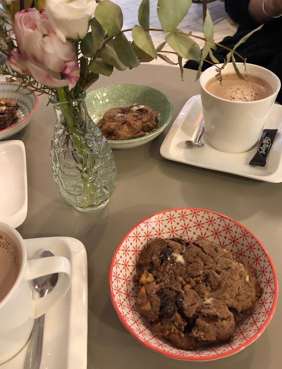 EnsatDe's tweet photo. Hélène Pichard et Julie Moragues ont ouvert il y a 1 an leur restaurant/salon de thé/épicerie dans Toulouse. Leur boutique propose des produits du marché, des boissons et des encas. Elles proposent aussi des créneaux apéros.
#webdocuprochainement
#etudiants #ensat https://t.co/bUqXqUQH5M
