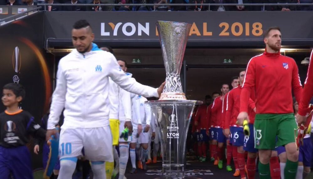 konhy__'s tweet photo. Photo très rare de Payet touchant un trophée ! #OMAtletico https://t.co/XFpqkJvDgR