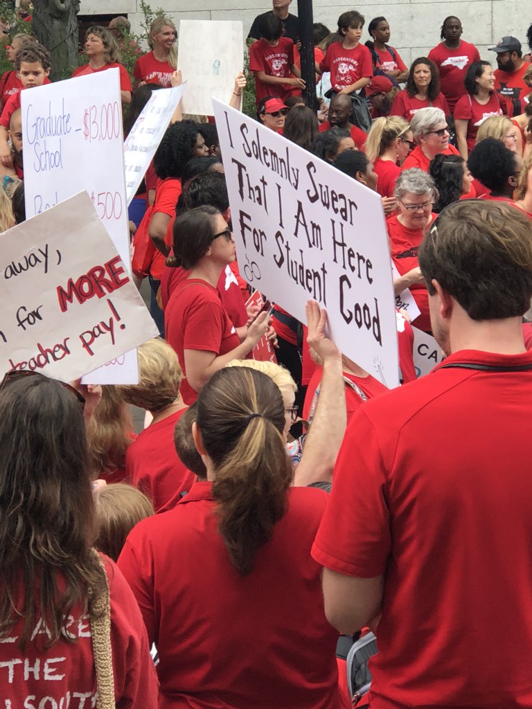 MsCastle2017's tweet image. “I solemnly swear that I am here for student good” ⚡️🍎📚🗣

#ItsPersonal #RedForEd #RedForEdnc