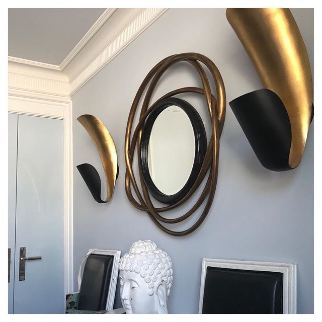 meredithheron's tweet photo. Was definitely the right call moving to these @curreyco sconces from my initial choice. Totally the glam look I was after. Too bad I face away from them so much!!! #statementlights #boldchoice #meredithherondesign #mhdbrownstone #torontodesigner #canadia… https://t.co/vox7nAFGuD https://t.co/5oER1UdCpj