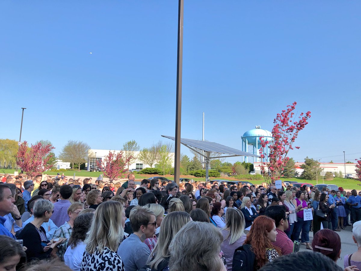 KohlsCampus's tweet photo. Retirement: the one thing Kohl’s Cash can’t buy. Congratulations and thank you, Kevin, on 30 years of hard work and relentless faith in our ability to overcome obstacles and lead extremely fulfilled lives as associates and customers 💜 #LifeAtKohls https://t.co/n6nyhhJDuT