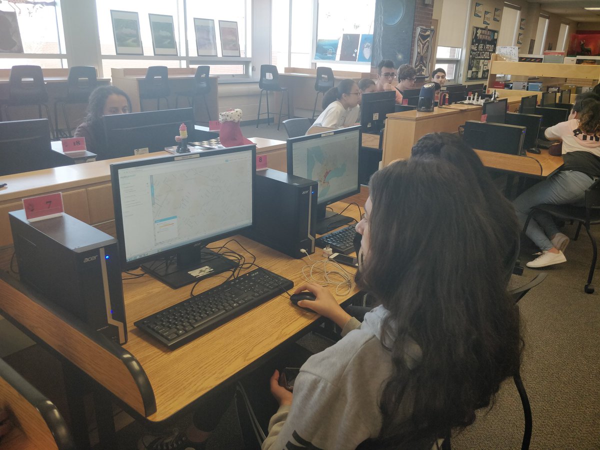 Ms_A_Scott's tweet image. CGC Ss learning how to use neptisgeoweb as part of the @EcoSpark_Env presentation #mapping #skillbuilding #spatialskills #geo #learning #collaborating #greatergoldenhorseshoe @SLSSPeel
