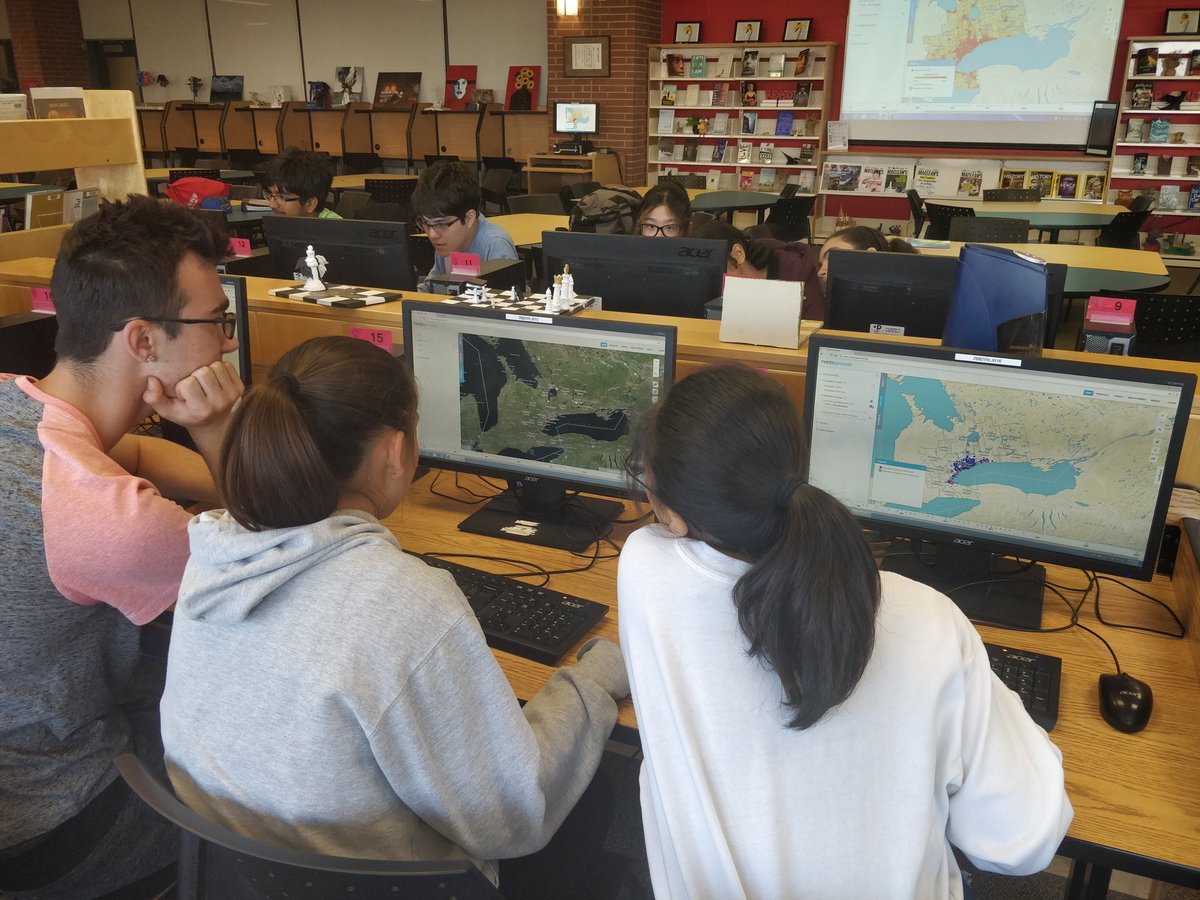 Ms_A_Scott's tweet image. CGC Ss learning how to use neptisgeoweb as part of the @EcoSpark_Env presentation #mapping #skillbuilding #spatialskills #geo #learning #collaborating #greatergoldenhorseshoe @SLSSPeel
