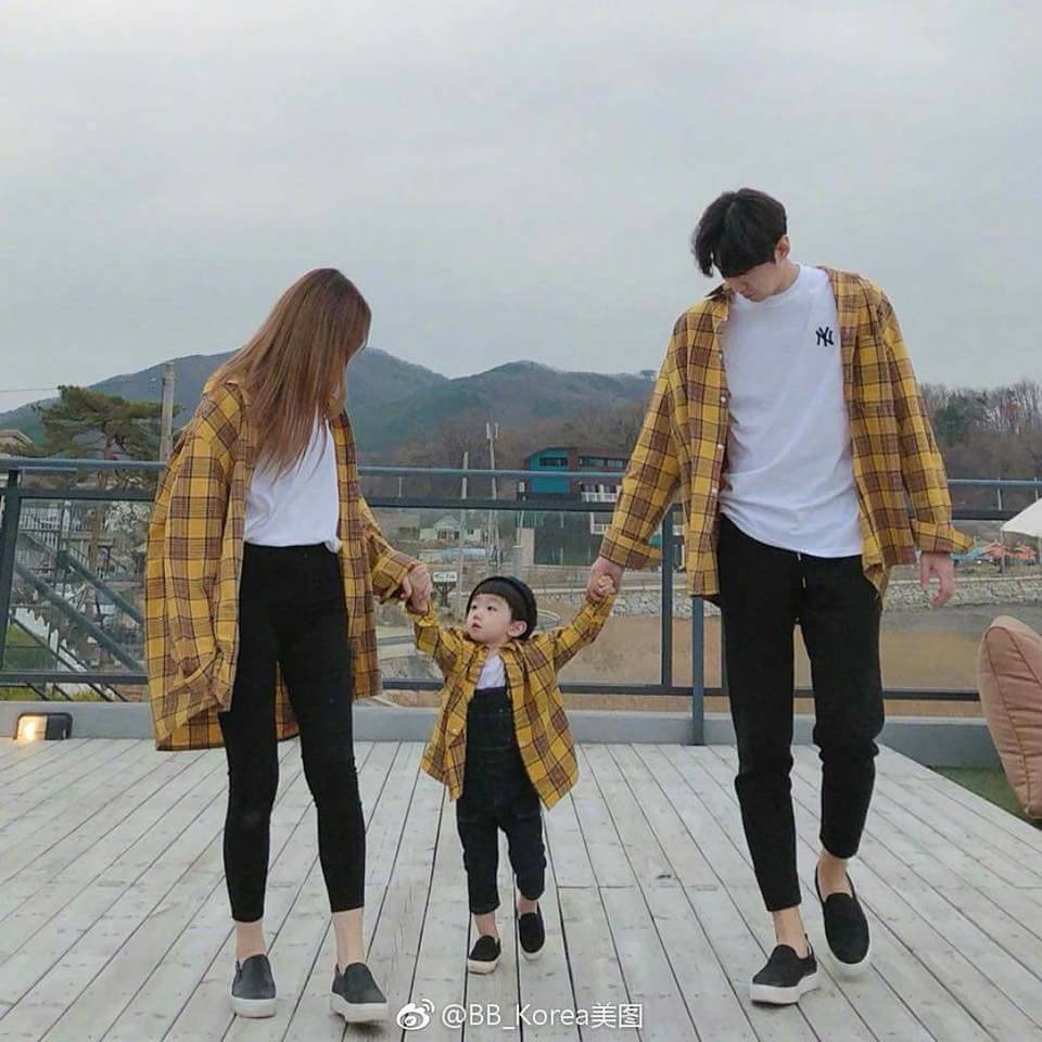 alljourneysc's tweet photo. คนเกาหลีใส่เสื้อคู่ว่าน่ารักแล้ว ใส่เป็นครอบครัวน่ารักกว่า โอ้ยยยยยโครตน่ารักเลยเว้ยยยยยยยย ชอบมาก คิวท์!!!
https://t.co/GyDYBWwbFo Heart https://t.co/WVaOD4DJta