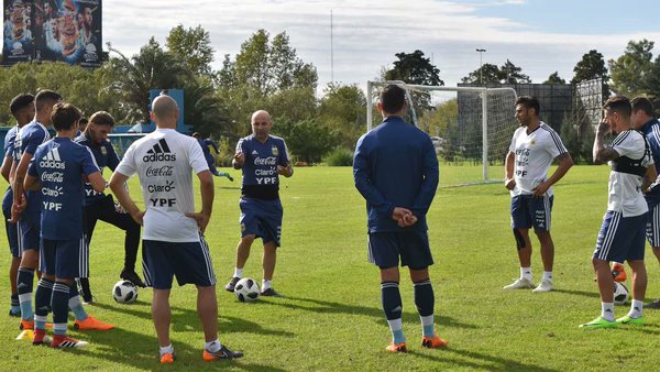 Andendeportivo's tweet photo. Cinco jugadores de la #SeleccionArgentina ya están confirmados para #Rusia2018 : Nicolás Tagliafico, Eduardo Salvio, Javier Mascherano, Manuel Lanzini y Sergio Agüero que ya practican junto al cuerpo técnico en Ezeiza https://t.co/My7ZEgRSJ4