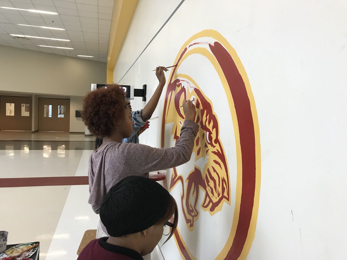 shaunadelong's tweet photo. MJJ All Day! Getting our mural on😁 #apsfinearts https://t.co/wlu8Shg65O