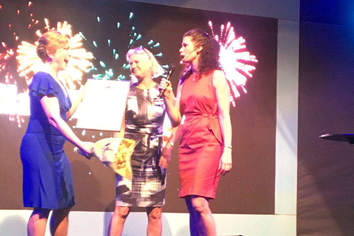 GrantThorntonSE's tweet photo. En förebild för andra kvinnor att starta och driva företag! Varmaste grattis @maria_mahl Årets kvinnliga Gasell 2018 som här får priset av @GrantThorntonSE #digasell #tillväxt #jämställdhet https://t.co/ykvH3HwVlm