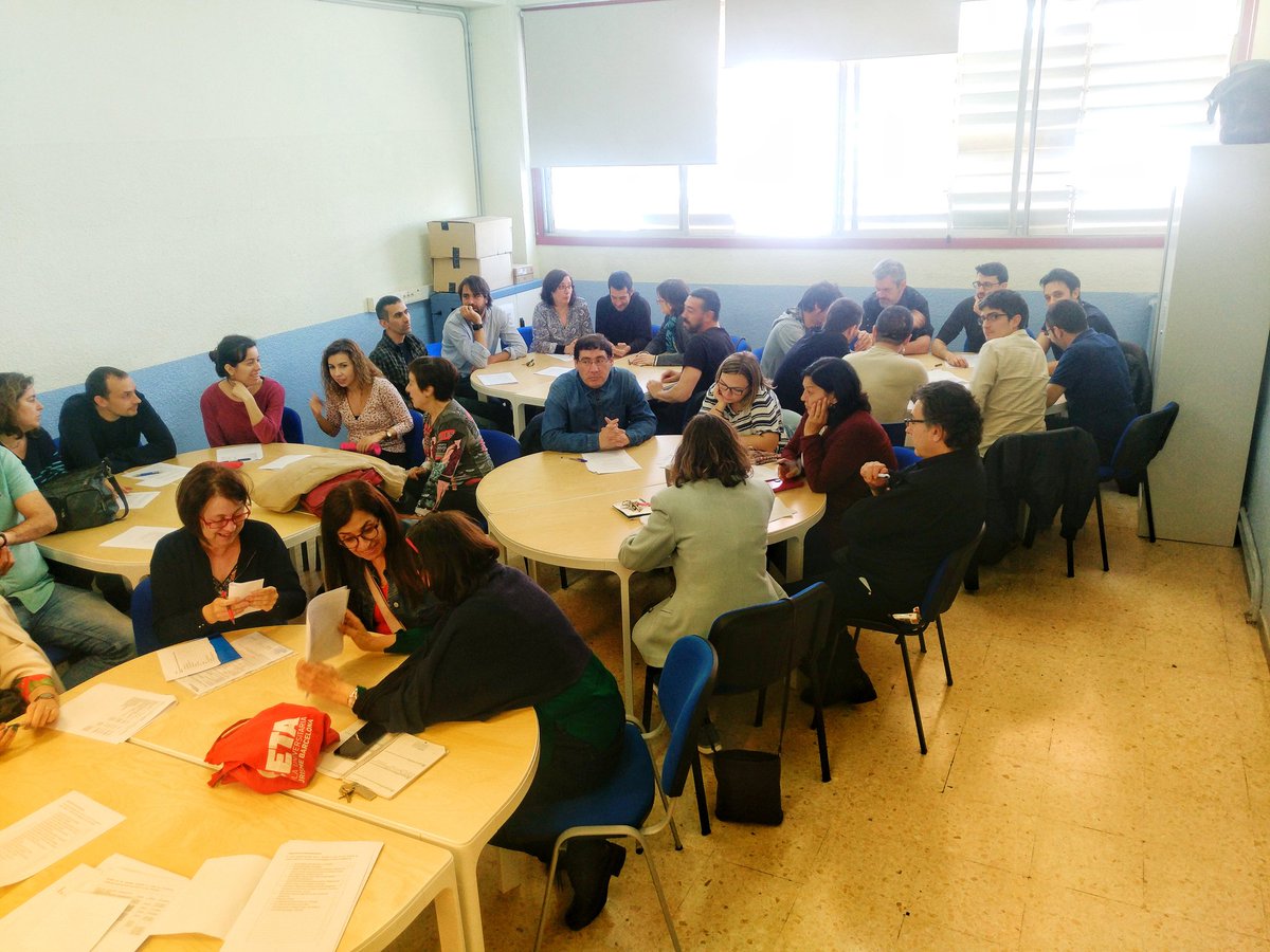 INSPoblenou's tweet photo. Quasi tot el claustre aportant la seva per al disseny del nou Projecte Educatiu de Centre. Gràcies a tots els profes participants! 🔝👏👏 #fp #treballenequip #ecaib #implicacio https://t.co/a7wt0400PS