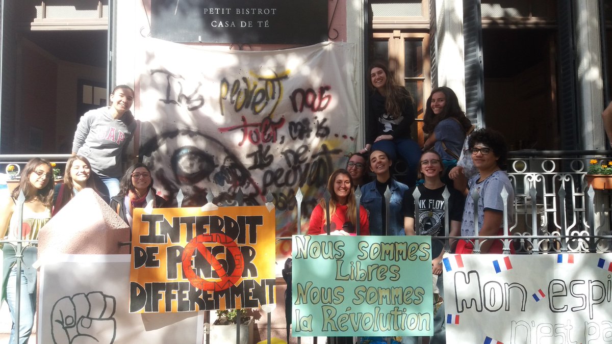 AFrancesaSJ's tweet photo. #AFSanJuan #Mayo68 @AFrancesaSJ Así se vivió Mayo del 68 en Alianza Francesa de San Juan. 12 de Mayo, Monumento tomado por alumnos del Colegio Afiliado Central Universitario Mariano Moreno. https://t.co/8lhsrvDhXO