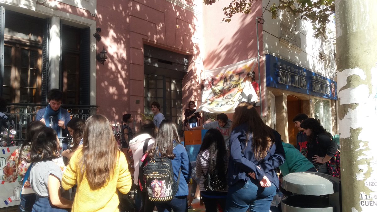 AFrancesaSJ's tweet photo. #AFSanJuan #Mayo68 @AFrancesaSJ Así se vivió Mayo del 68 en Alianza Francesa de San Juan. 12 de Mayo, Monumento tomado por alumnos del Colegio Afiliado Central Universitario Mariano Moreno. https://t.co/8lhsrvDhXO