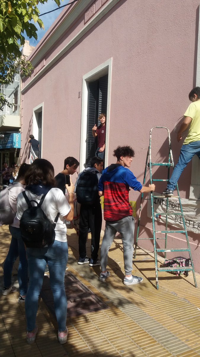 AFrancesaSJ's tweet photo. #AFSanJuan #Mayo68 @AFrancesaSJ Así se vivió Mayo del 68 en Alianza Francesa de San Juan. 12 de Mayo, Monumento tomado por alumnos del Colegio Afiliado Central Universitario Mariano Moreno. https://t.co/8lhsrvDhXO