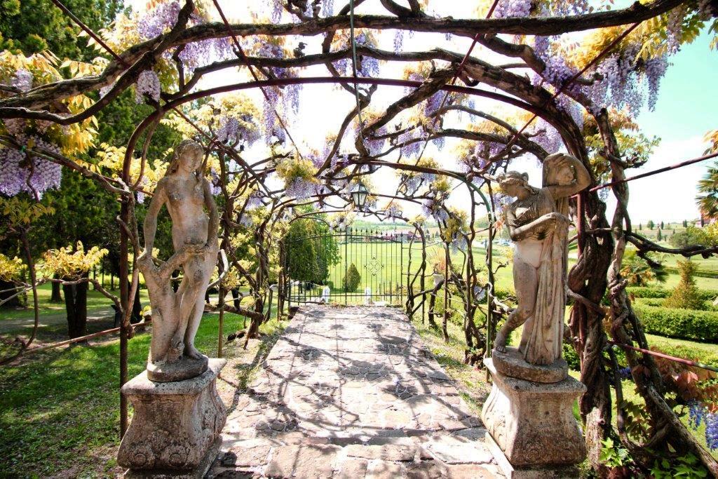 VisitFVG's tweet image. 20/5 Al castello di #Spessa potrete visitare il grande giardino-vigneto all&apos;italiana! :-) @castellospessa  #giardiniaperti bit.ly/GiardiniAperti… #FVGlive