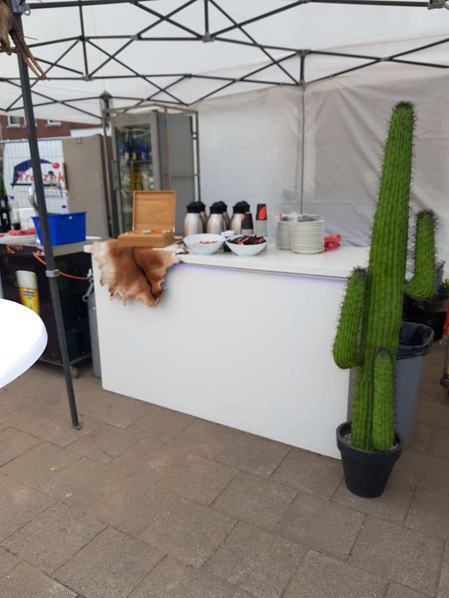 Vandaag sprong onze Lucky Luke op zijn prairie paard om de feestelijke handeling van het Gewilde Westen in Schiedam te verzorgen. Dit mooie project wordt gebouwd door Weboma. De feestelijke handeling was geheel in stijl van het wilde westen #wildewesten #weboma  #thema #catering