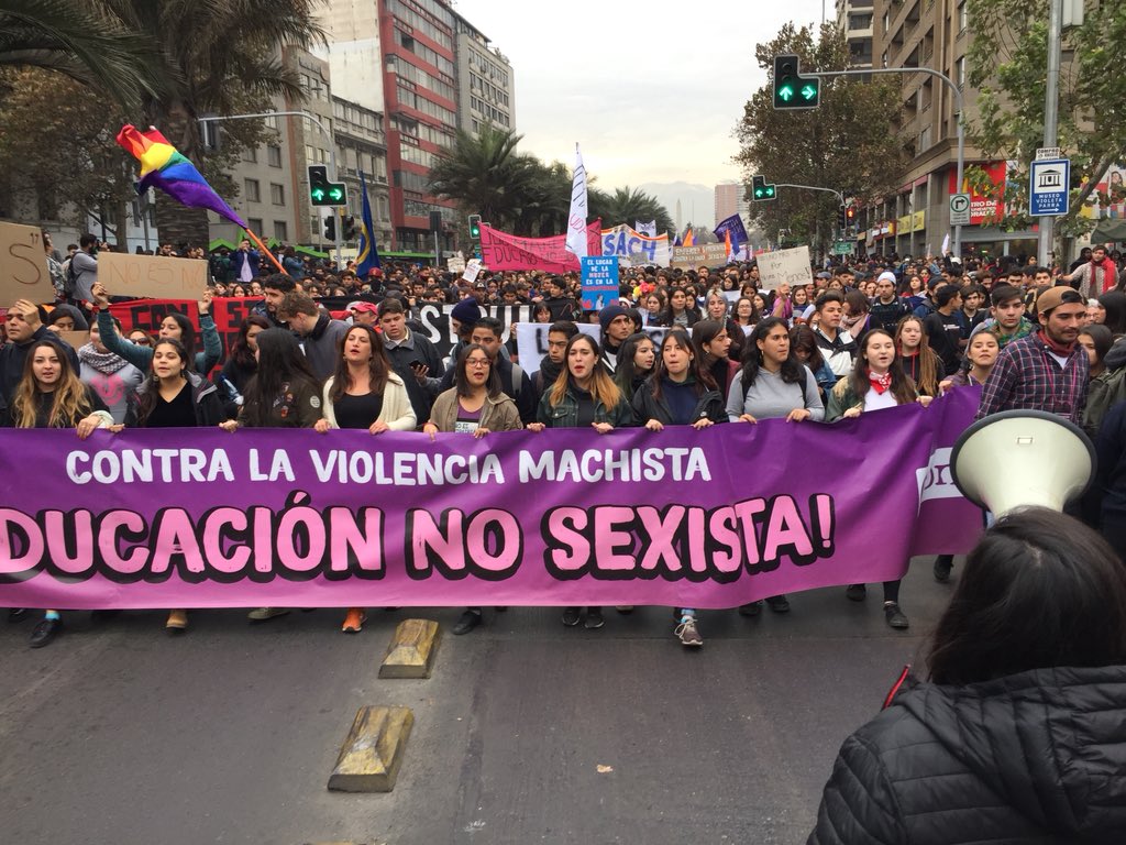 la_Fech's tweet photo. Ahora partimos la marcha en Santiago. Contra la violencia machista: !educación no sexista. https://t.co/kmsE653akQ