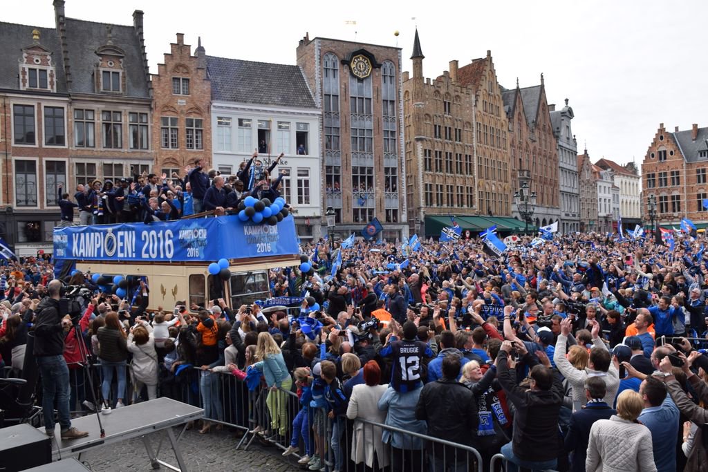 🗓 Maandag 21 mei 2018 🏆 buff.ly/2wM4unL 
🕒 15:00 | Start festiviteiten op de Markt + Vertrek Club-karavaan
🕞 15:45 | + - Passage 't Zand
🕓 16:00 | + - Aankomst op de Markt + Feest op het podium
🕕 18:00 | Einde festiviteiten op de Markt
#ClubKampioen #ClubKamp15en