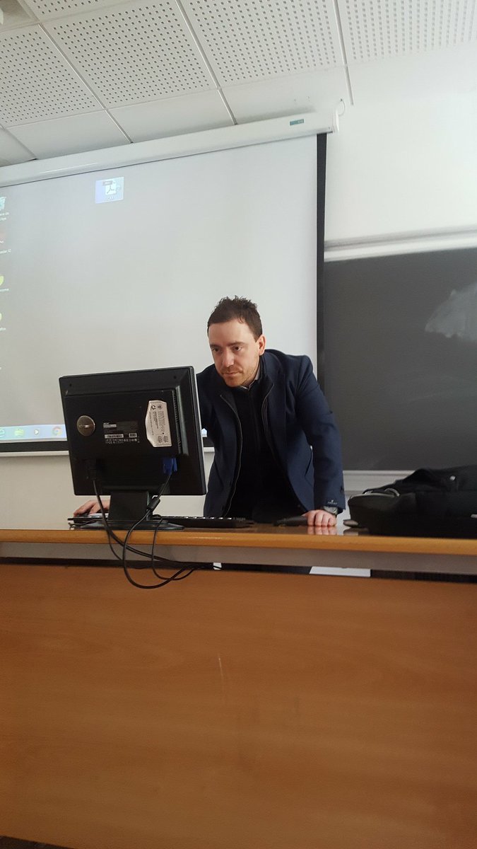 gonzalezraquelr's tweet photo. Charla de Ángel J. Gallego @angallego_  en @FilologiaUCM @unicomplutense https://t.co/H42ACjhQe5