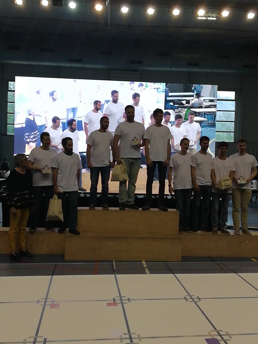 Remise du prix de la ligue Do It Yourself par Mireille JACOMINO VP formation @GrenobleINP 🏆🏆🏆
#GreCRobotique