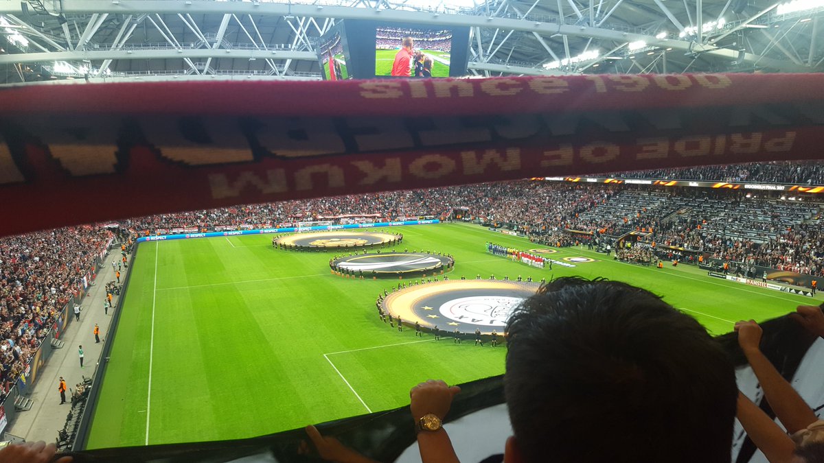 RenseBeerepoot's tweet photo. Vanavond de @EuropaLeague finale! Vorig jaar was ik er bij. Nu 'gewoon' werken. Met oa @toinevp, @Brug17 en Peter Bosz. #UELFinal #maratm https://t.co/oT0fR0SX2t