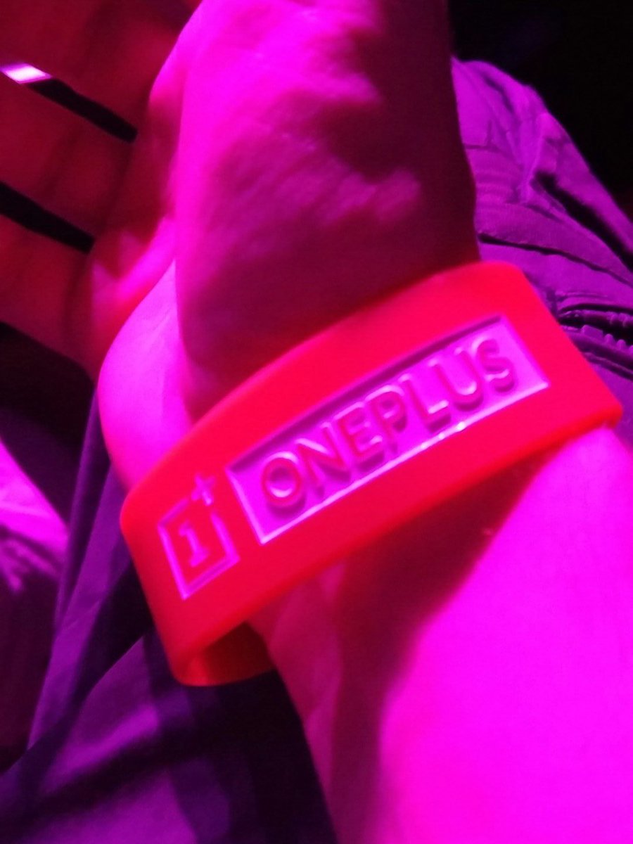 robbielongcat's tweet photo. This wrist band will get me a goody bag later x https://t.co/d7PmP7gQI9