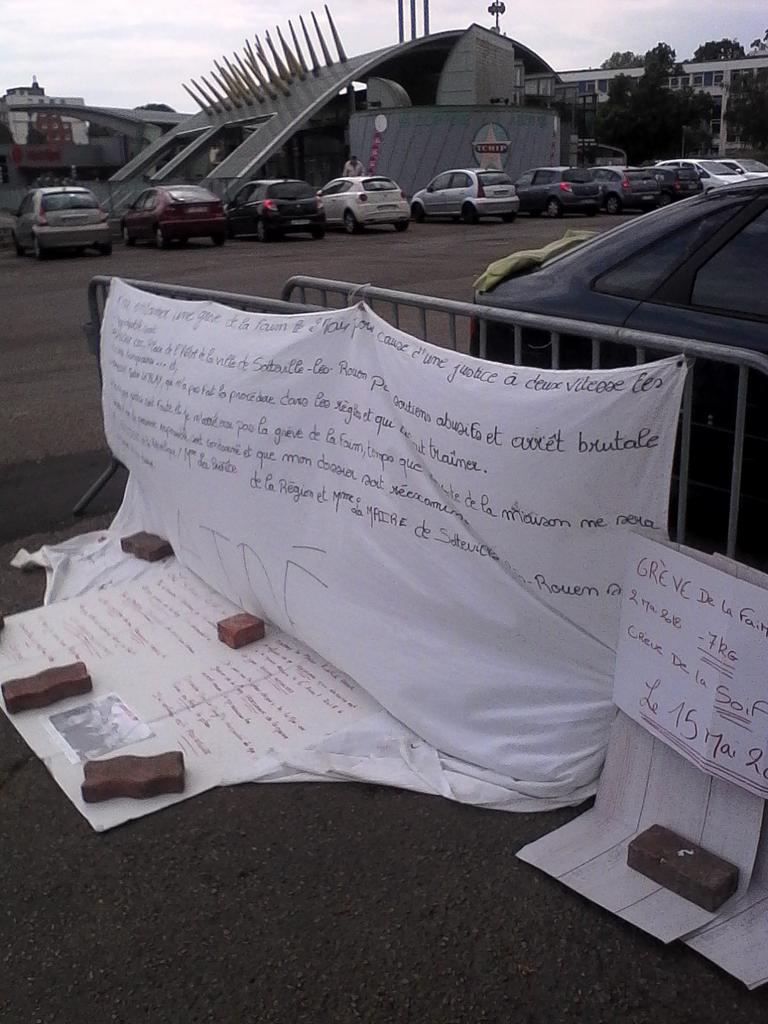 Huetdebarros's tweet photo. Greve de la faim car endetté à Sotteville les Rouen https://t.co/NoThM4nTYv