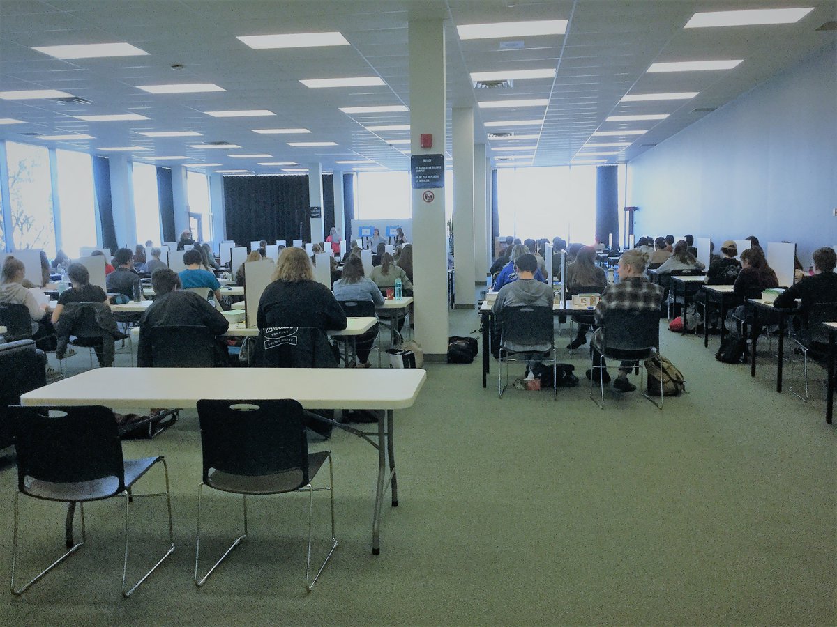Ce matin, l'ambiance est à la concentration au Cégep. Plusieurs centaines de nos étudiants passent l'épreuve uniforme de français, un examen d'une durée de 4,5 heures. Très exigeant comme examen. Nous leur souhaitons bon courage! #examens