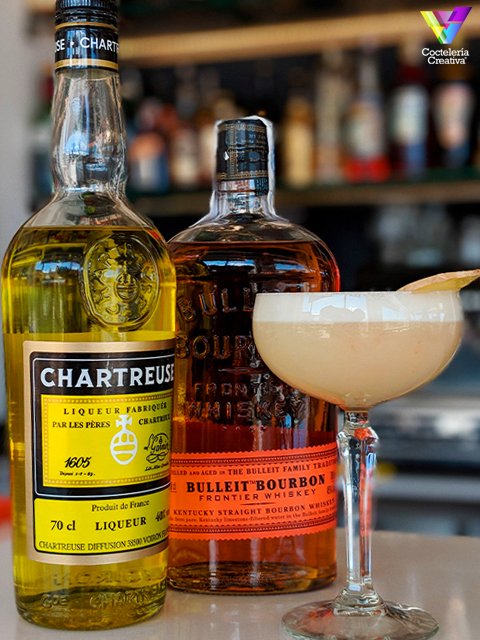 CreativeBar's tweet photo. ¡Feliz #ChartreuseDay! Quentin Botelberge del bar La Zenia Lounge nos presenta un cóctel delicioso🍹Conoce la receta aquí ➡️https://t.co/sS1PXO7agv y ¡Vive la fiesta 🎉🎉#ChartreuseDay🎉 del 14 al 20 de mayo! 🙌 #chartreuseday2018 #chartreuse #Chartreuse1605 #yellowchartreuse https://t.co/XssYQDhYws