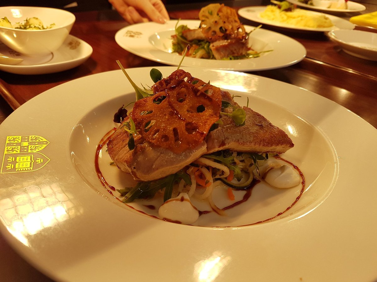 Chefvivianj's tweet photo. fine dining at its best. 

#finedining #seafood #art #myloveforfood #foodie #foodporn #myfirstlove #food #cheflife #chef #chefv  #SL #🇸🇱 https://t.co/Cqnpq1lgL7