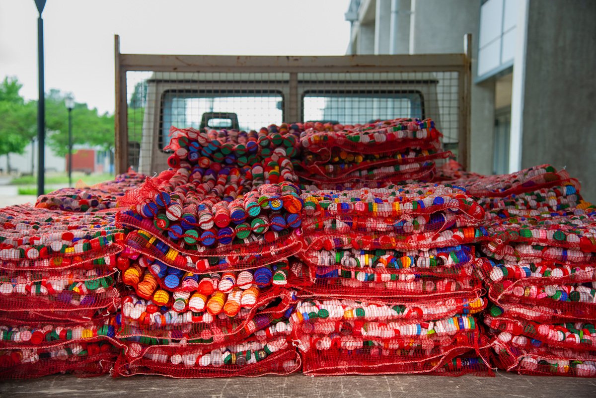 GarbagePState's tweet photo. What is a minivan full of colourful #plastic tops doing at the @UnivRoma3?
It's the #HELPtheOcean #installation by artist Maria Cristina Finucci taking shape!
See you soon at the Imperial Fora!
#RomeHELPtheOcean
#PlasticPatch #GarbagePatchState https://t.co/32oiNUAHxP