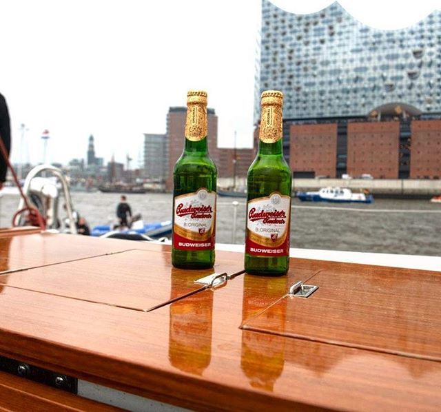 Budvar_Sailing's tweet photo. Leckerstes Bier auf den Hamburger Hafengeburtstag! #segeln #budweiserbudvar #budweiserbudvarsailing #hamburg #hafengeburtstag #hamburgerhafen #elbphilharmonie #elbphi https://t.co/OPtps5yjrX https://t.co/GAvdDFaoCj