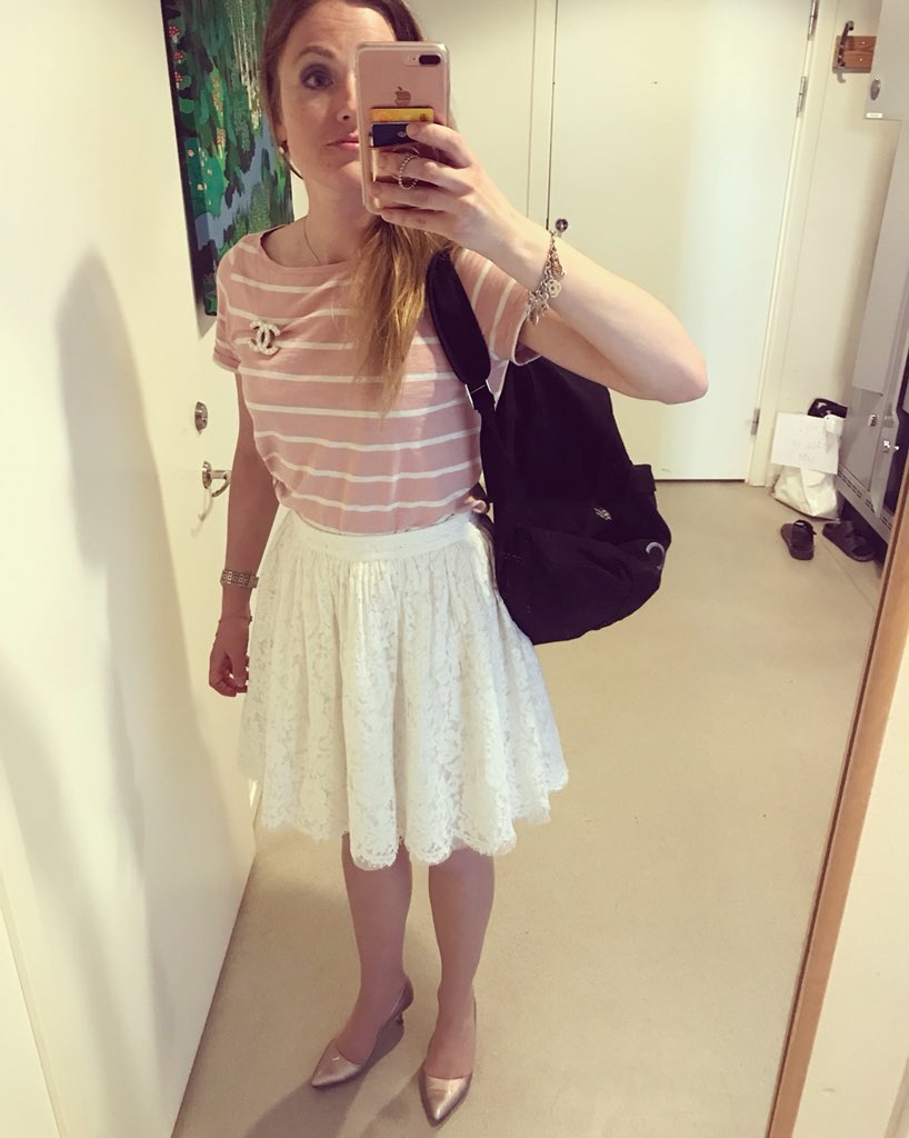 TheFrozenEmma's tweet photo. Jaså ni är ute i solen? Själv jobbar man... #personalrum #selfie #sångfröken https://t.co/ZKsts28m2T