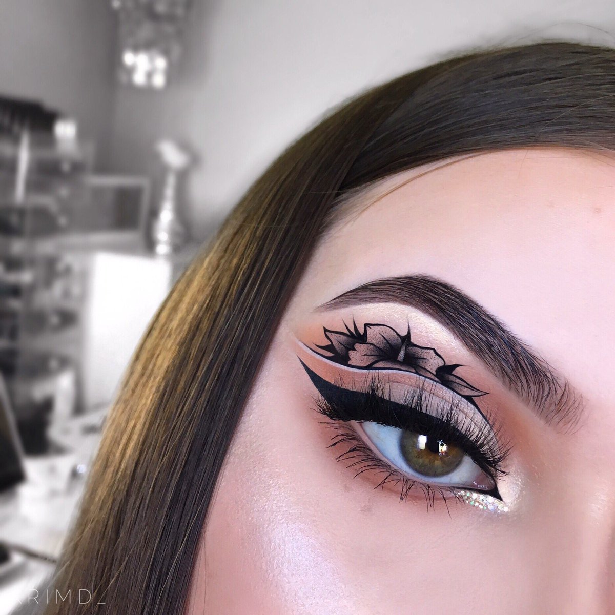 Krimd_'s tweet photo. @ABHcosmetics Soft Glam palette. @MorpheBrushes Gel Eyeliner in Jet and @KATVONDbeauty Tattoo Liner in Trooper. 🖤 https://t.co/uSAHalEXQq