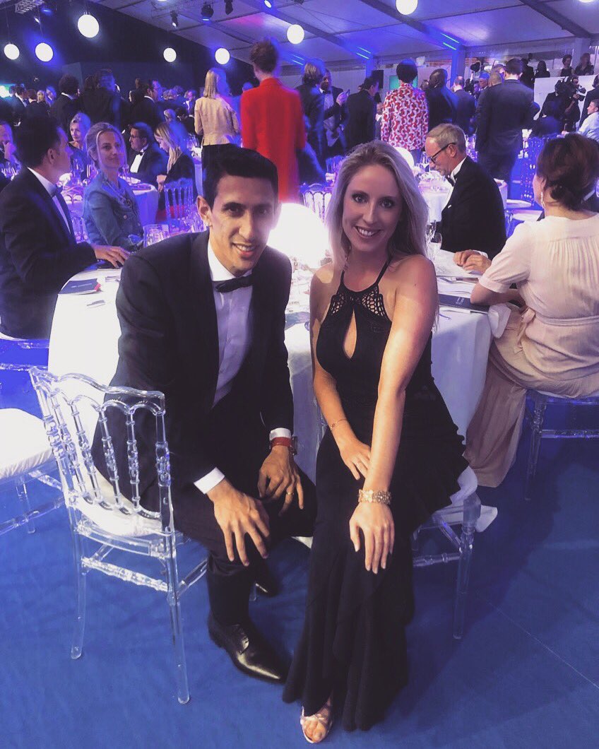 elizabeth_holly's tweet photo. Merci beaucoup chaps - enchantée! ⚽️🇫🇷 @ECavaniOfficial @KMbappe https://t.co/InJ3neSVJs