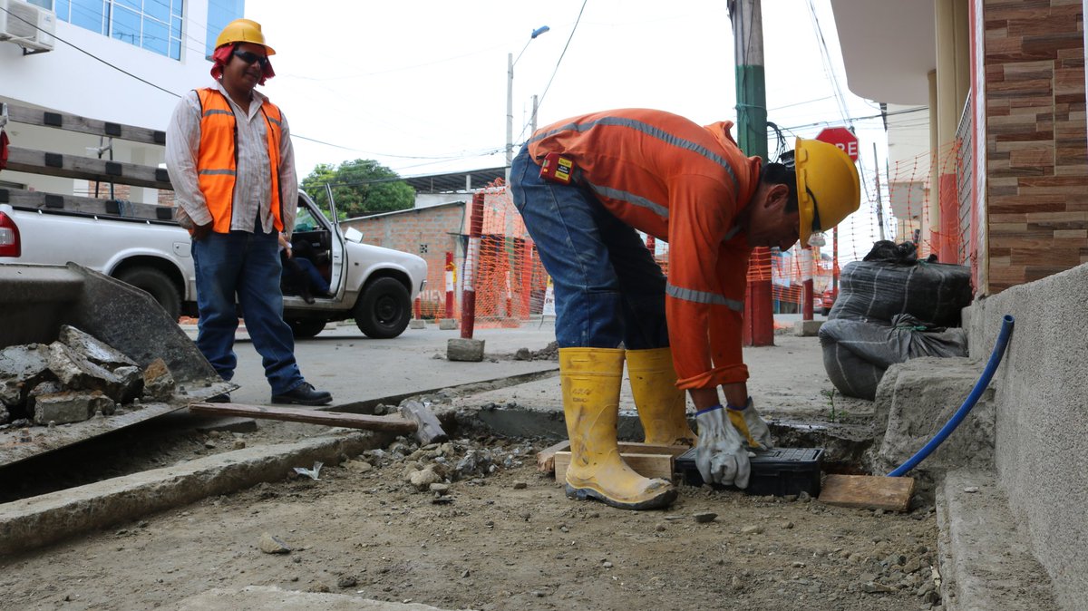 UGPManta's tweet photo. ¿Lo sabías?
En el Barrio #SantaMarianita hemos construido nuevas redes hidrosanitarias, que beneficiarán a 150 familias aproximadamente.
Trabajamos en la #Avenida20 entre Calles 16 y 17 en la construcción de bordillo y colocación de cajas de medidores de AA.PP.
@jorgezambranoEC https://t.co/3l3IerMwoY