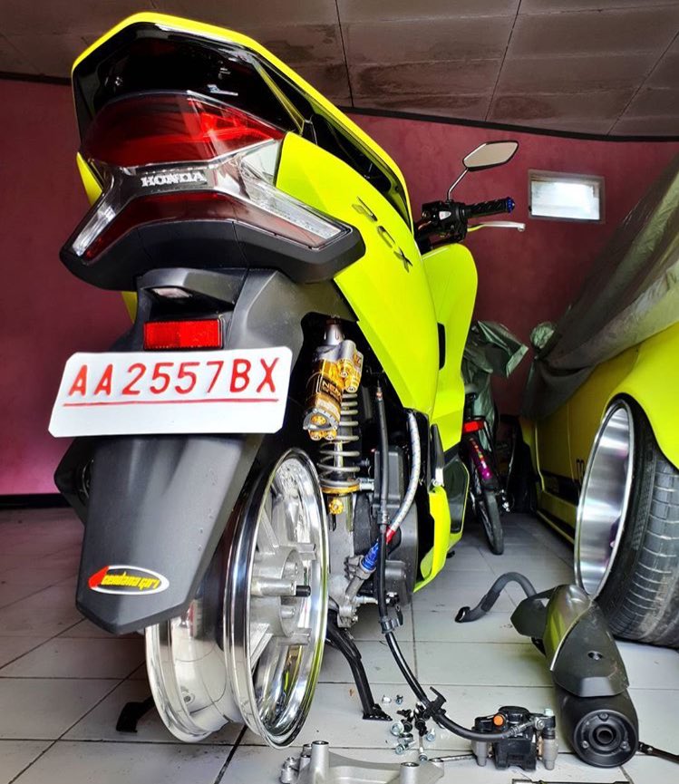 PcxIlove's tweet photo. Pra quem gosta de cores bem chamativas tá aí 🏍💨📸 https://t.co/9xPjZXhYix