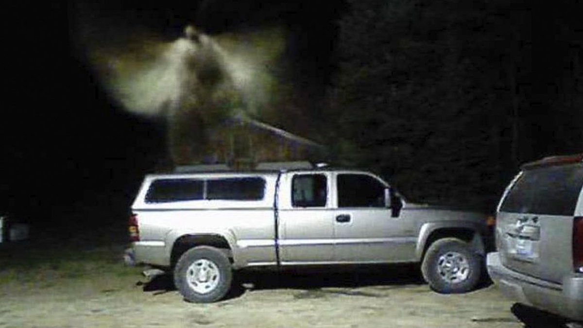 Fire chief's home security system caught what looks like an angel hovering over his truck. bit.ly/2INaZv4?utm_so… https://t.co/C7cULLKKzw