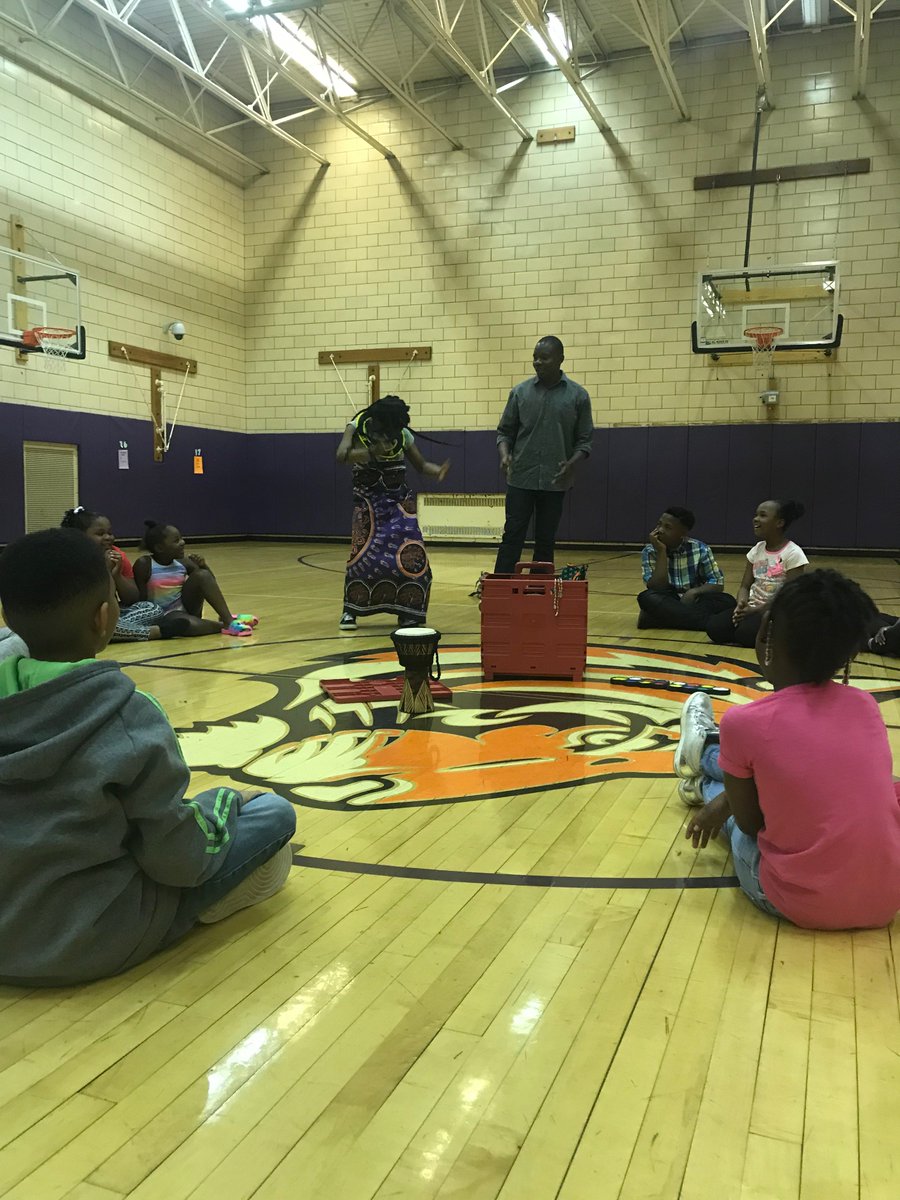 NLA_Pittsburgh's tweet photo. Dan Basil lead a presentation with afterschool students on Kenyan culture, comparing it with American culture.
Mr. Basil is a Heinz Fellow at @upitt, researching educational practices Kenya can adopt from American institutions of higher learning to aid in educational development. https://t.co/QdJUGVw9XP