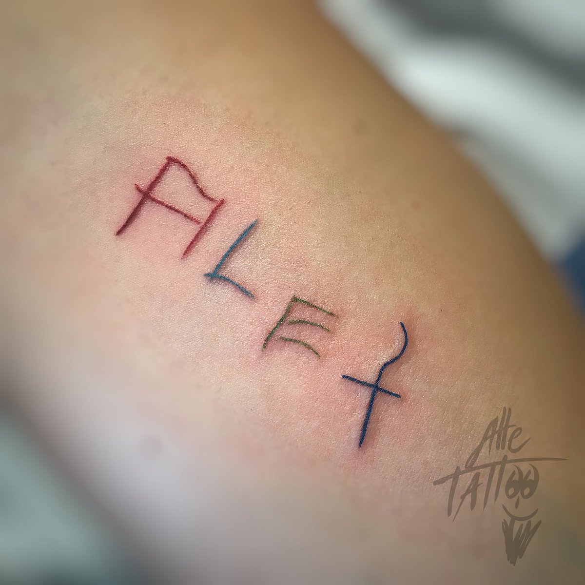 AlleTattoo's tweet photo. #SCRITTA #DISEGNATA #DAL #FIGLIO π
#alletattoo #tattoo #ink #limidi #soliera #modena #carpi #bologna #italia #disegno #sketch #tatuaggio #mustcrew #turaniumproteam #tattooitalia #esemitatuassi #inkedgloves #color #youtube https://t.co/uXVLXLcPwH