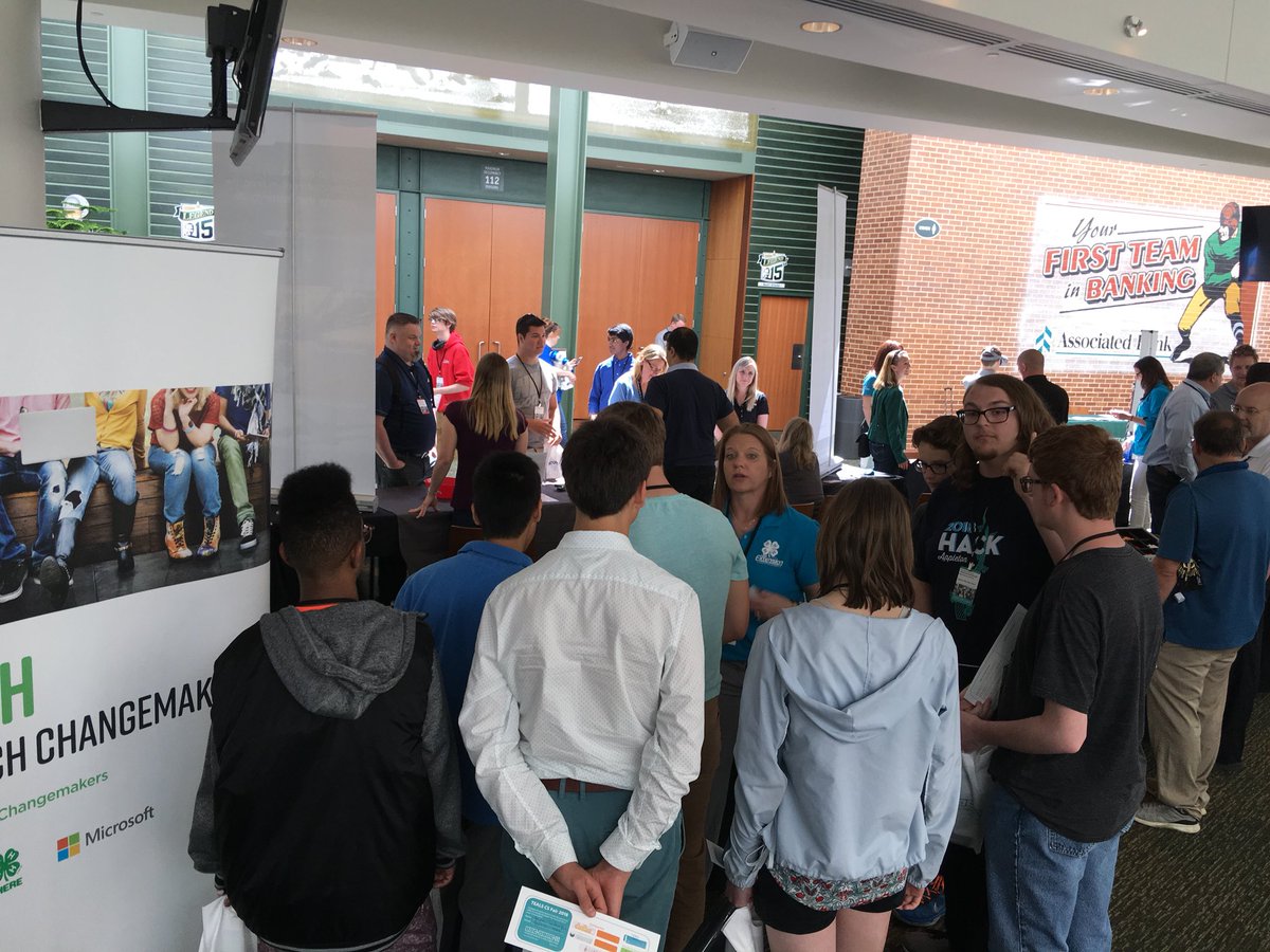 BrownWIExec's tweet image. Our local BC UW-Ext. Melinda Pollen with 4-H showing off the future of coding. @tealsk12org @Microsoft #TechChangemakers @AdvancingAIWI