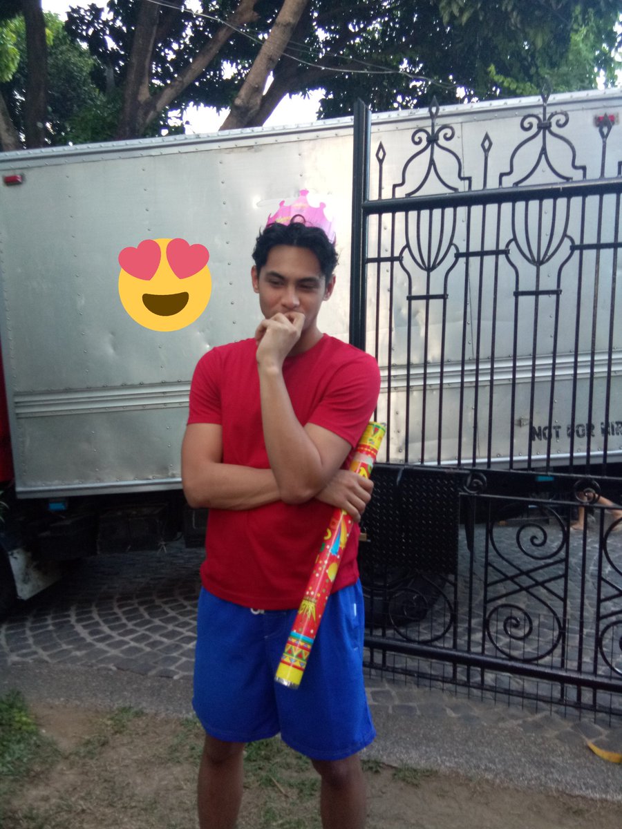 jhelayyyyyy's tweet photo. Thank you sa aming mastermind.kasi sobrang natetense kami kanina kaya siya pa talaga nanguna sa poppers at kung ano dapat namin gawin!
We love you Kiko😍

#JulieAnnestoppableAt24 https://t.co/0fXBFGU0Z0