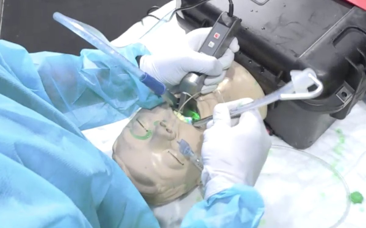 Intubation Pearls @jducanto + SALAD technique (Suction Assisted Laryngoscopy for Airway Decontamination)
1) Lead w/ suction to decon
2) Place blade
3) Move suction cath to left of blade (Park suction)
4) Suction continually clears airway
#EEM2018 https://t.co/S5tzsoFdnB