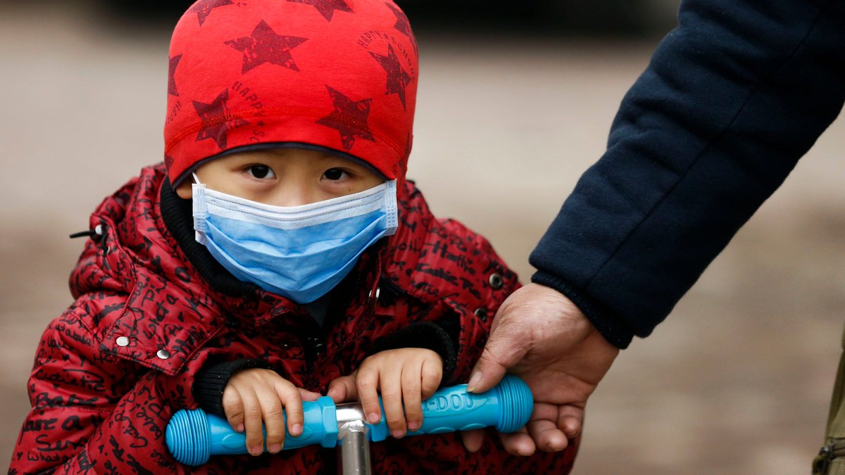 Less_Pollution's tweet photo. Young kids in Beijing, China have to wear a mask to cover their mouth and nose because breathing in fossil fuels can causes diseases #CleanAir https://t.co/Ri3yW56h0H