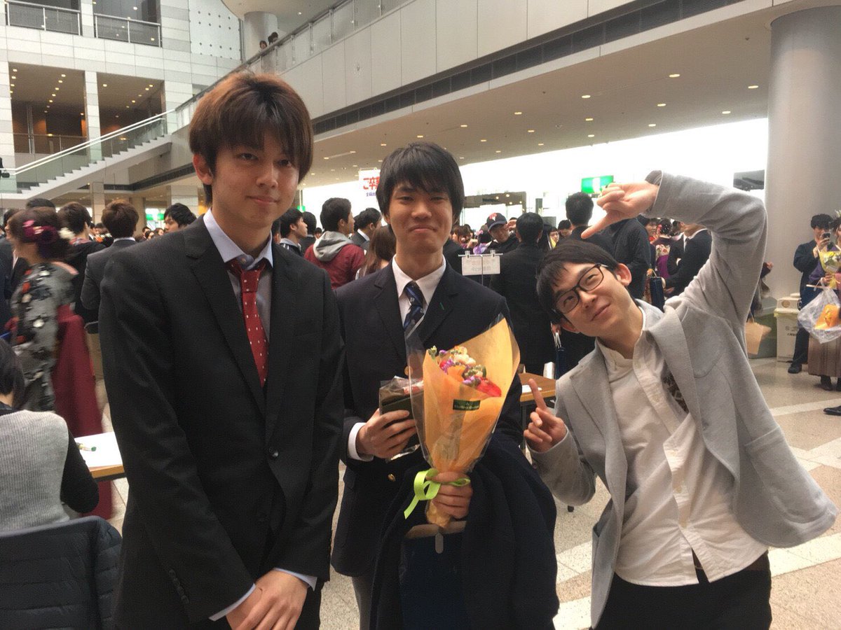 松山大学書道部 南風会 三回生にいきます 1 大久保和輝 2 かずき ずっきー 3 犬と遊ぶことが好きです 4 字がもっと上手になれるよう頑張ります 5 写真は左です ちなみに真ん中の蓮さんは卒業生で 右の篠原さんは現在薬学部5回生です