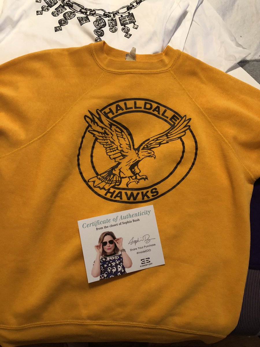 juliaaaxo17's tweet photo. can’t wait wear this all summer 💛🤗 @SophiaBush #InsideEDO https://t.co/hhp6tyzKON