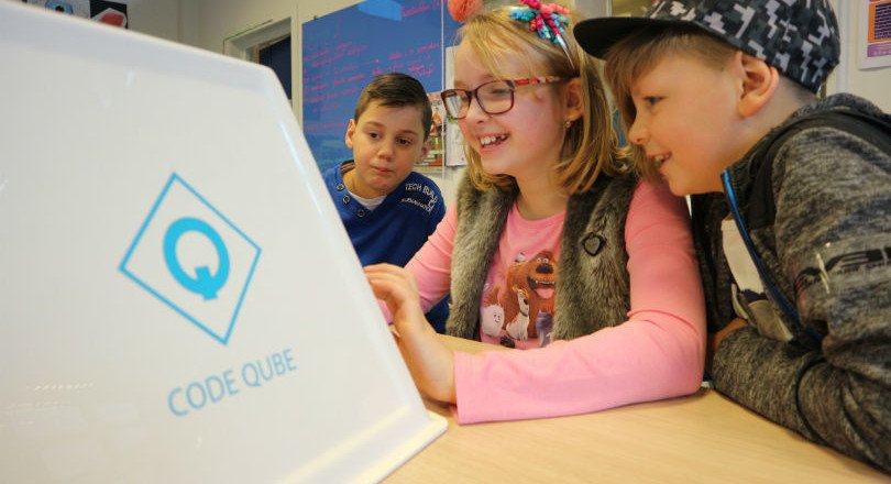 de_ingenieur's tweet image. Deze 'kubus' leert kinderen in zes stappen websites bouwen: deingenieur.nl/artikel/kubus-… @codeqube