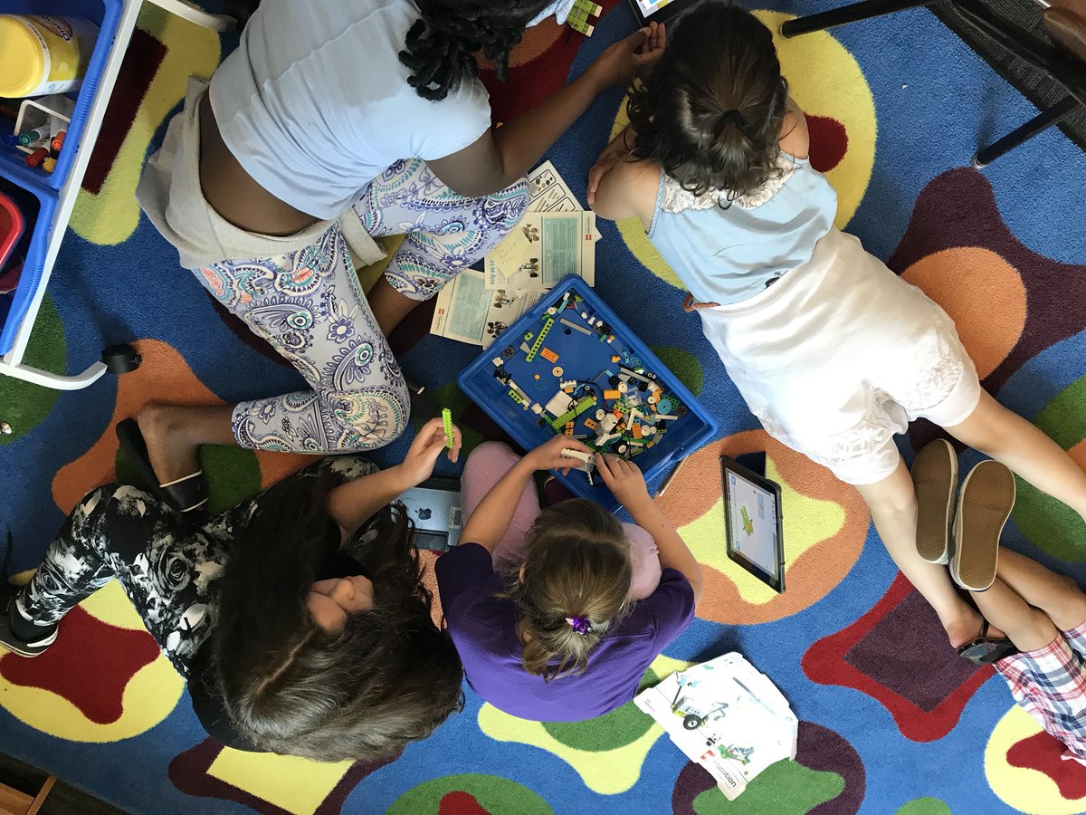 maryegrow's tweet photo. LEGO WeDo design and coding in Mrs. Laskey’s 5th grade classroom.  Thanks Mr.DeJohn for the great lesson!#EICSD https://t.co/Jpvpe9X4Q8