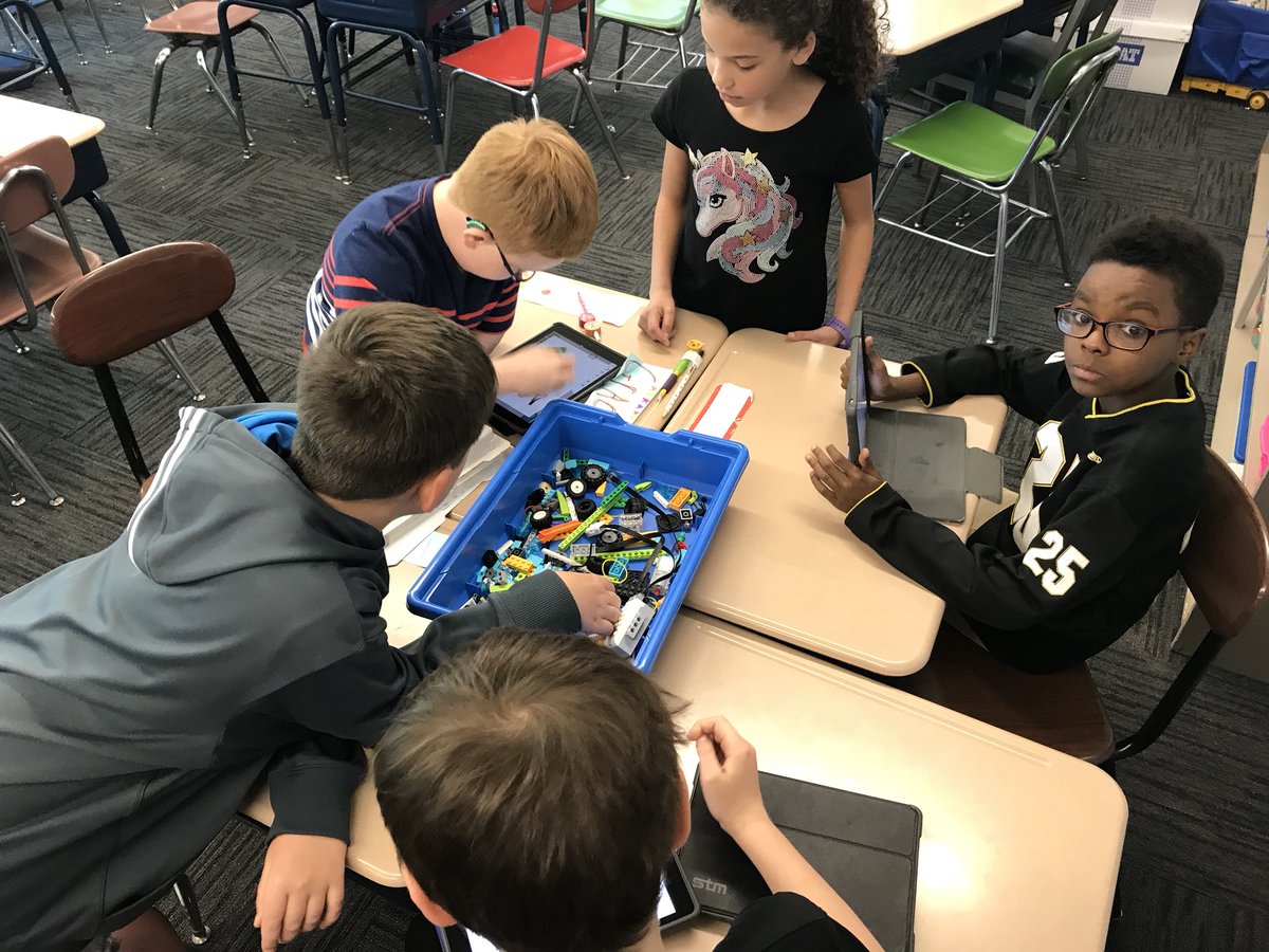 maryegrow's tweet photo. LEGO WeDo design and coding in Mrs. Laskey’s 5th grade classroom.  Thanks Mr.DeJohn for the great lesson!#EICSD https://t.co/Jpvpe9X4Q8