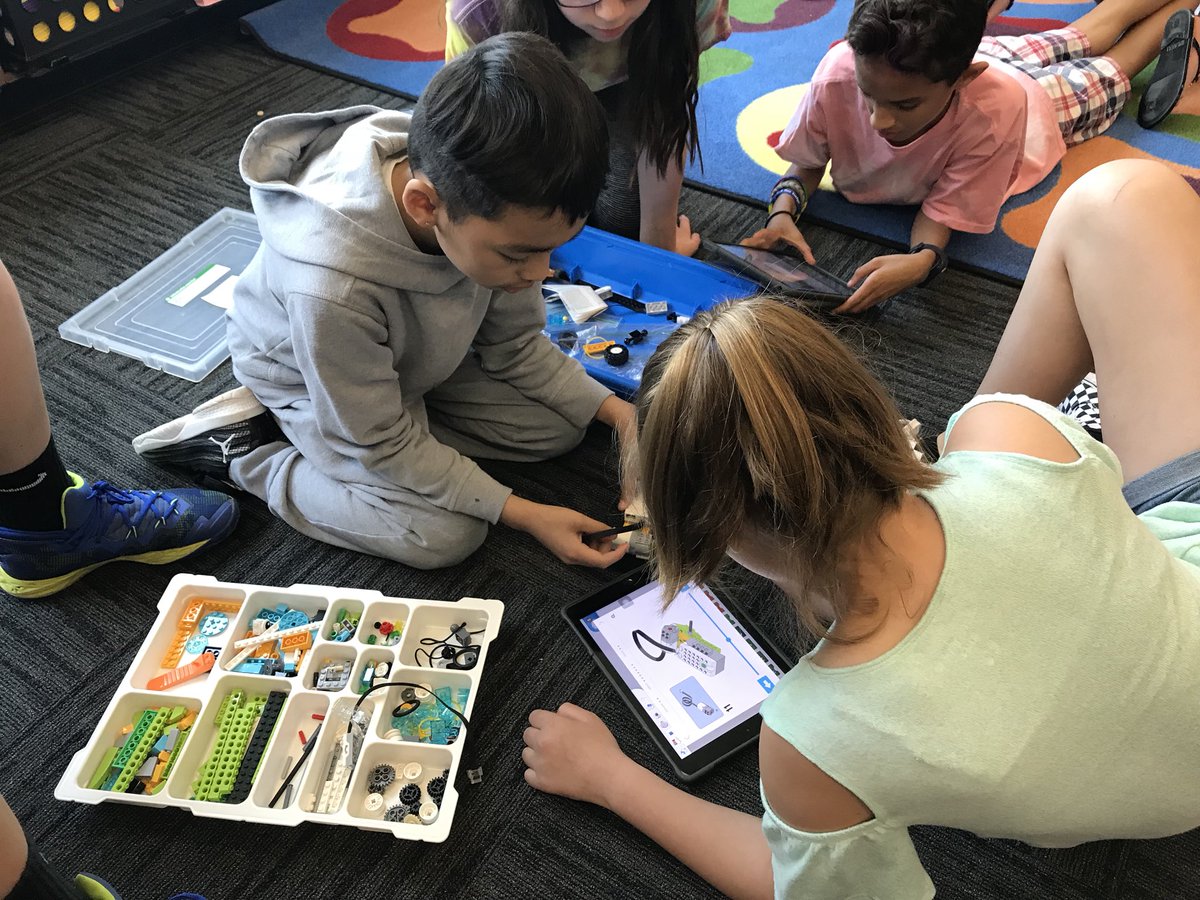 maryegrow's tweet photo. LEGO WeDo design and coding in Mrs. Laskey’s 5th grade classroom.  Thanks Mr.DeJohn for the great lesson!#EICSD https://t.co/Jpvpe9X4Q8