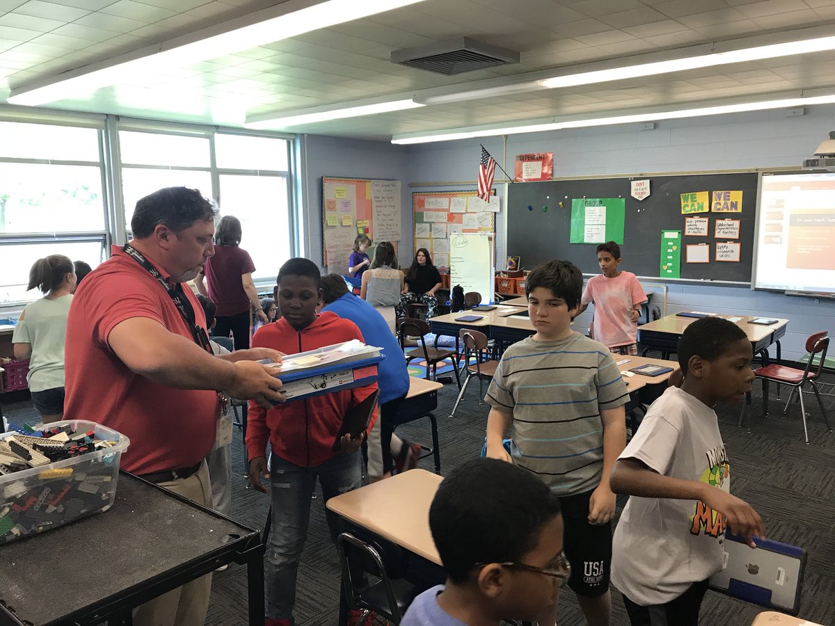 maryegrow's tweet photo. LEGO WeDo design and coding in Mrs. Laskey’s 5th grade classroom.  Thanks Mr.DeJohn for the great lesson!#EICSD https://t.co/Jpvpe9X4Q8